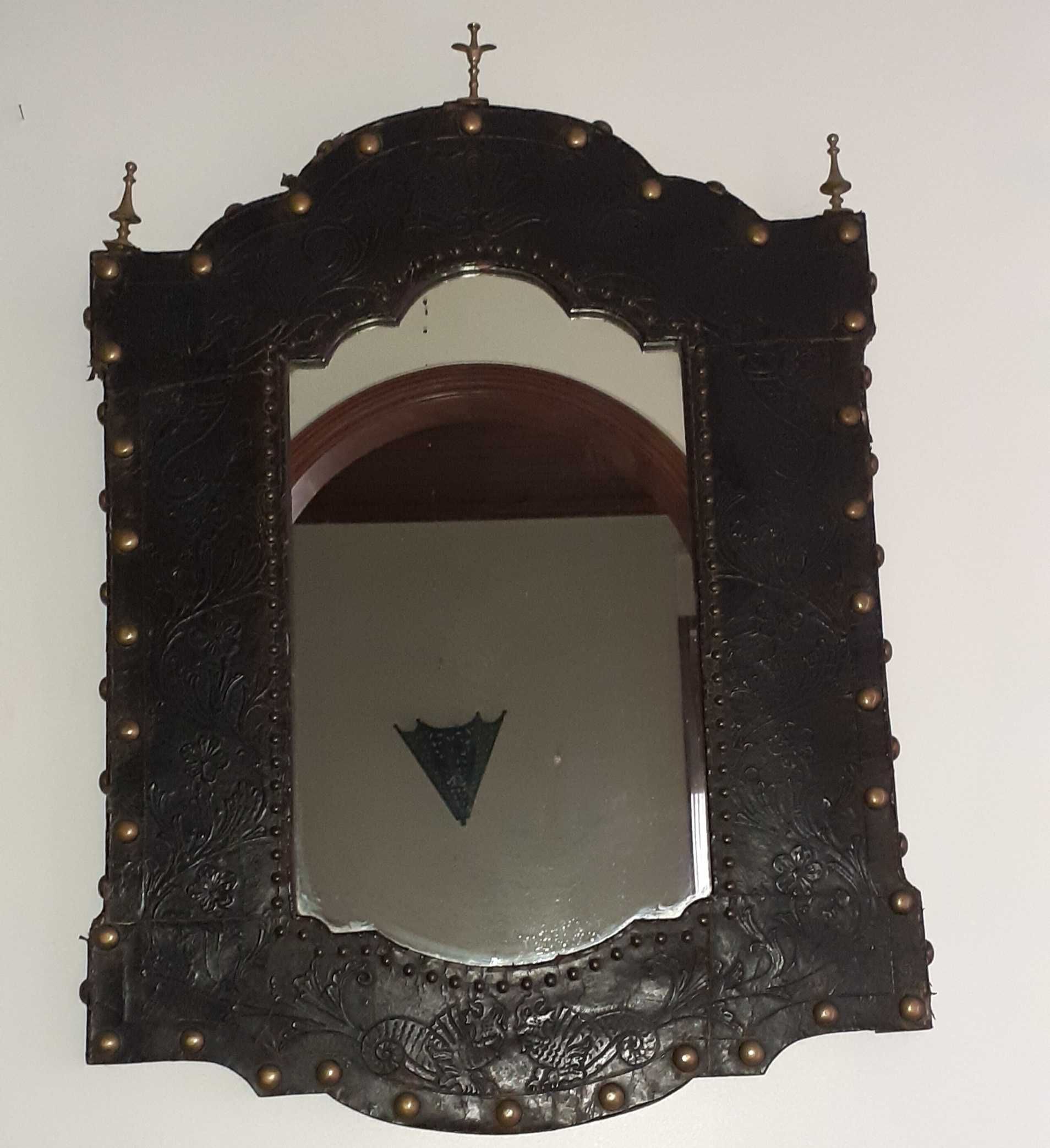 Espelho Antigo em Couro