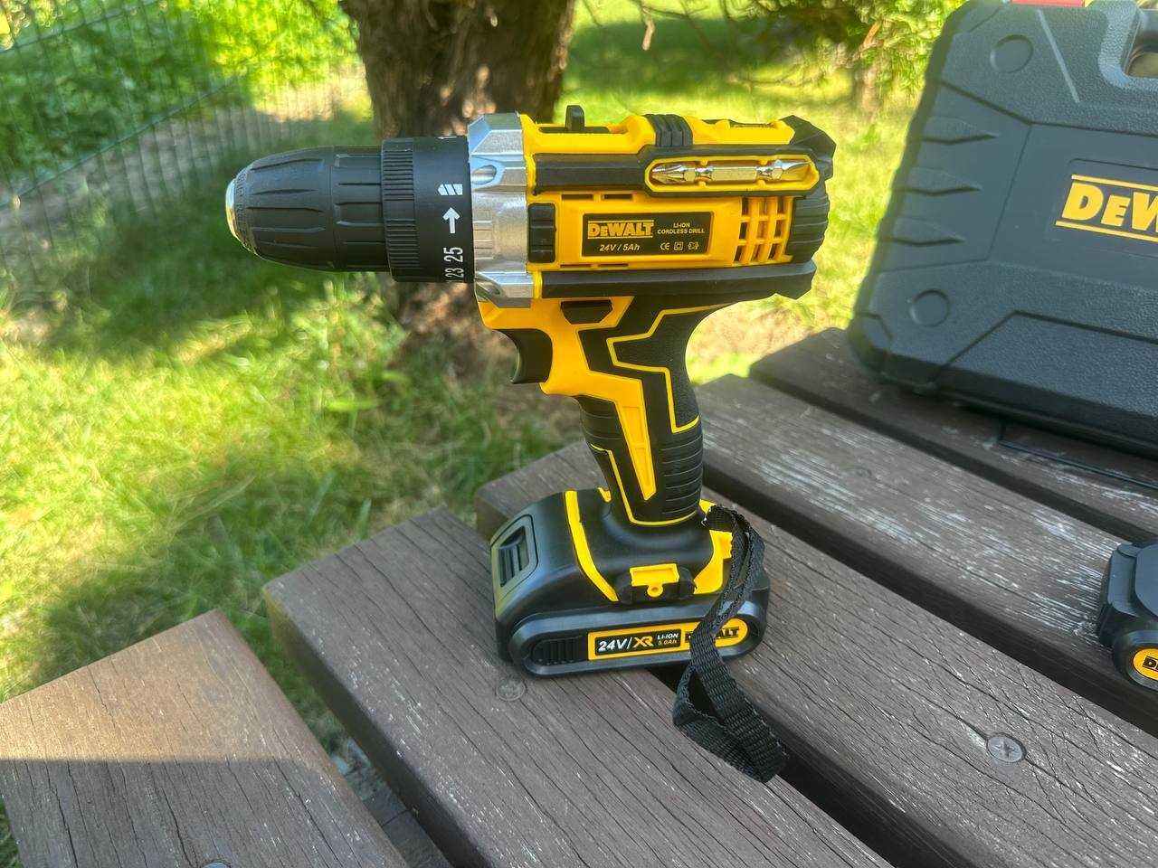 Дрель-шуруповерт на аккумуляторе DeWALT с набором инструментов в кейсе