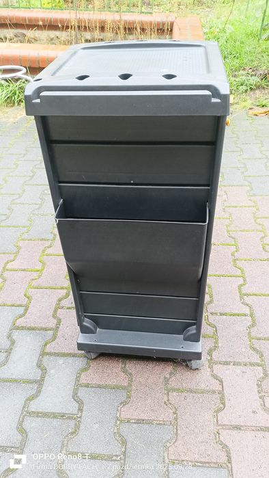 Wózek fryzjerski w dobrym stanie używany mniej jak rok