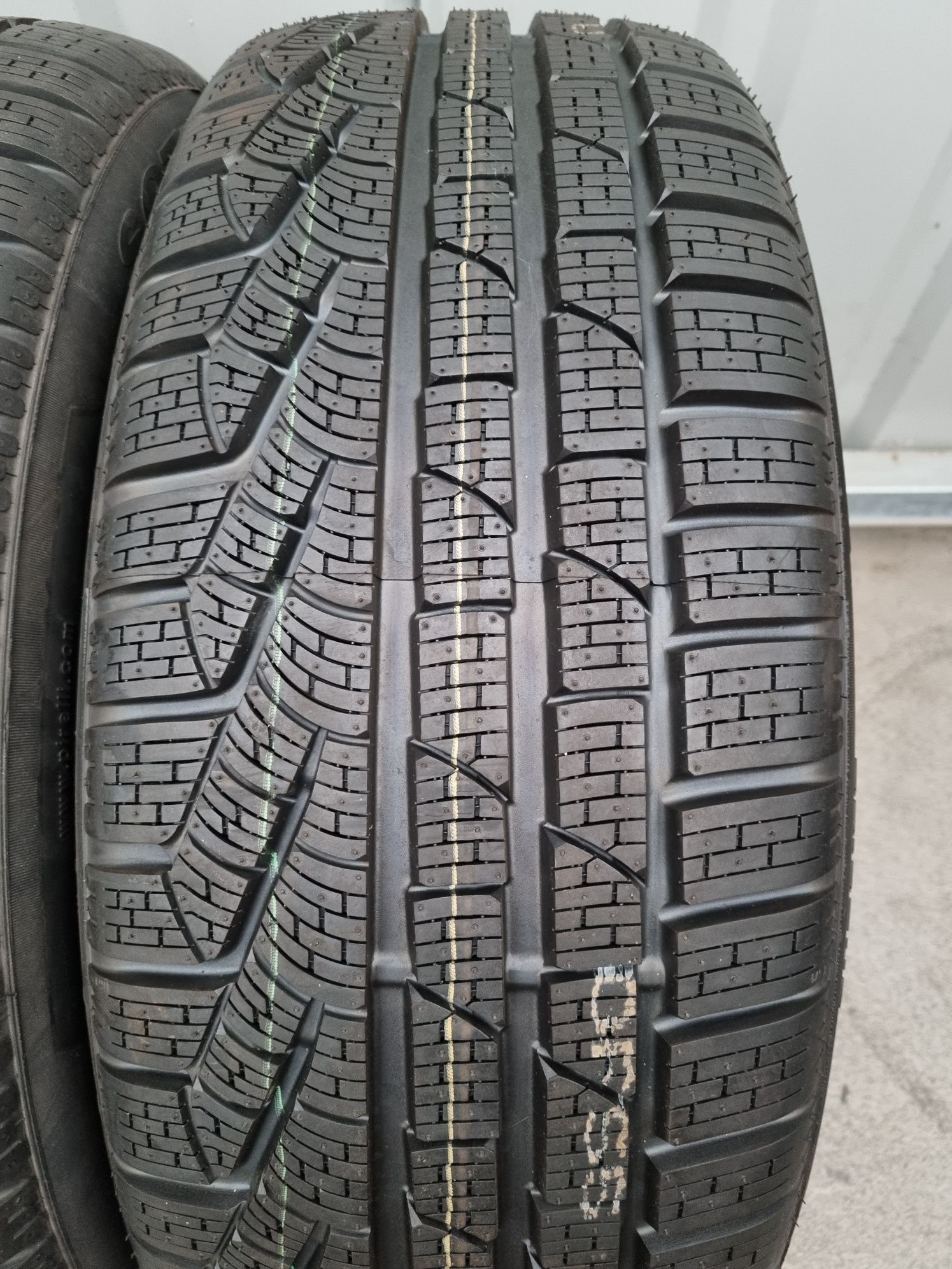 NOWE Opony Zimowe 235/50/19 Pirelli 1000zł/2szt.