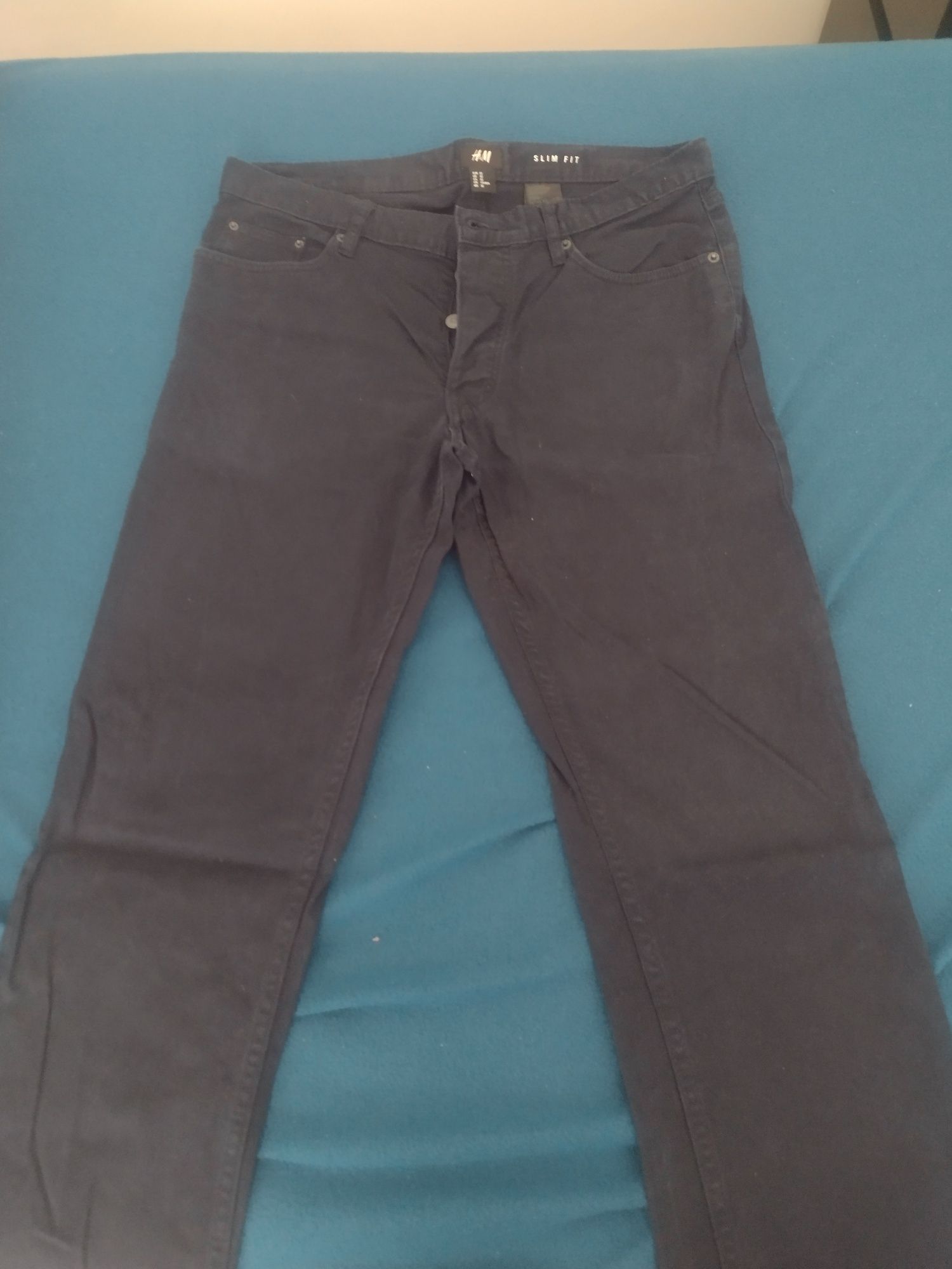 Calças, camisas e casaco de homem, saco cheio