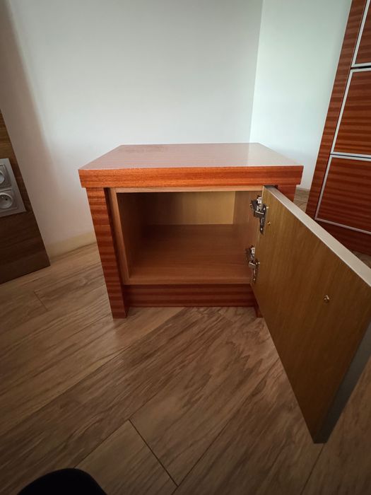 Szafa, komoda i dwa stoliki nocne