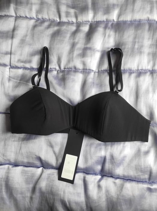 Жіночий чорний бралет.