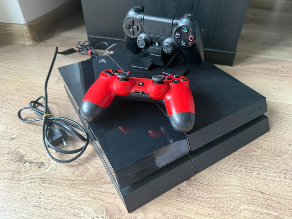 Konsola PS4, dwa pady i stacja ładująca