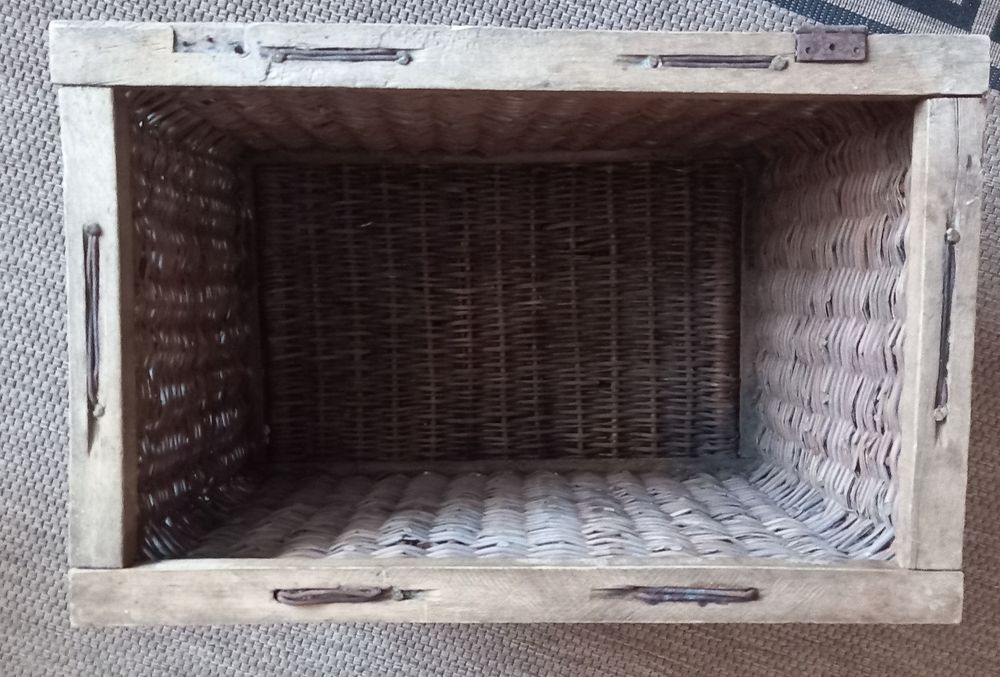 Stary kosz transportowy