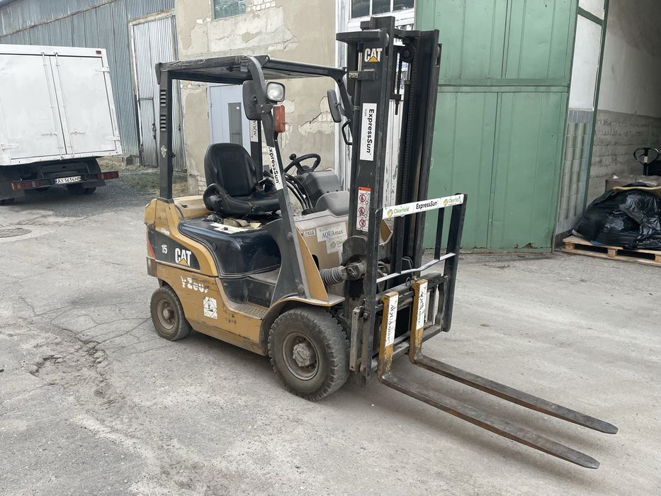 Вилковий навантажувач Caterpillar DP-15NT погрузчик