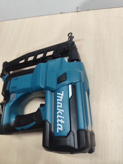 Makita DBN600 акумуляторний нейлер по дереву Макіта оригінал