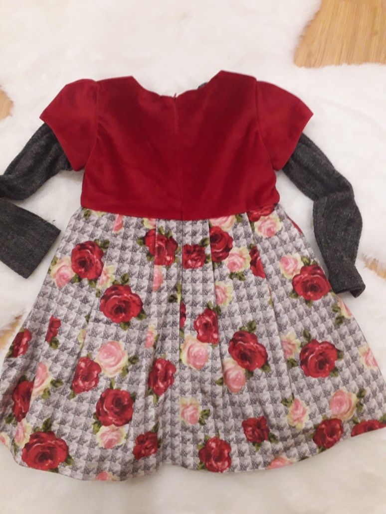 Vestido veludo vermelho com flores e camisola cinza.