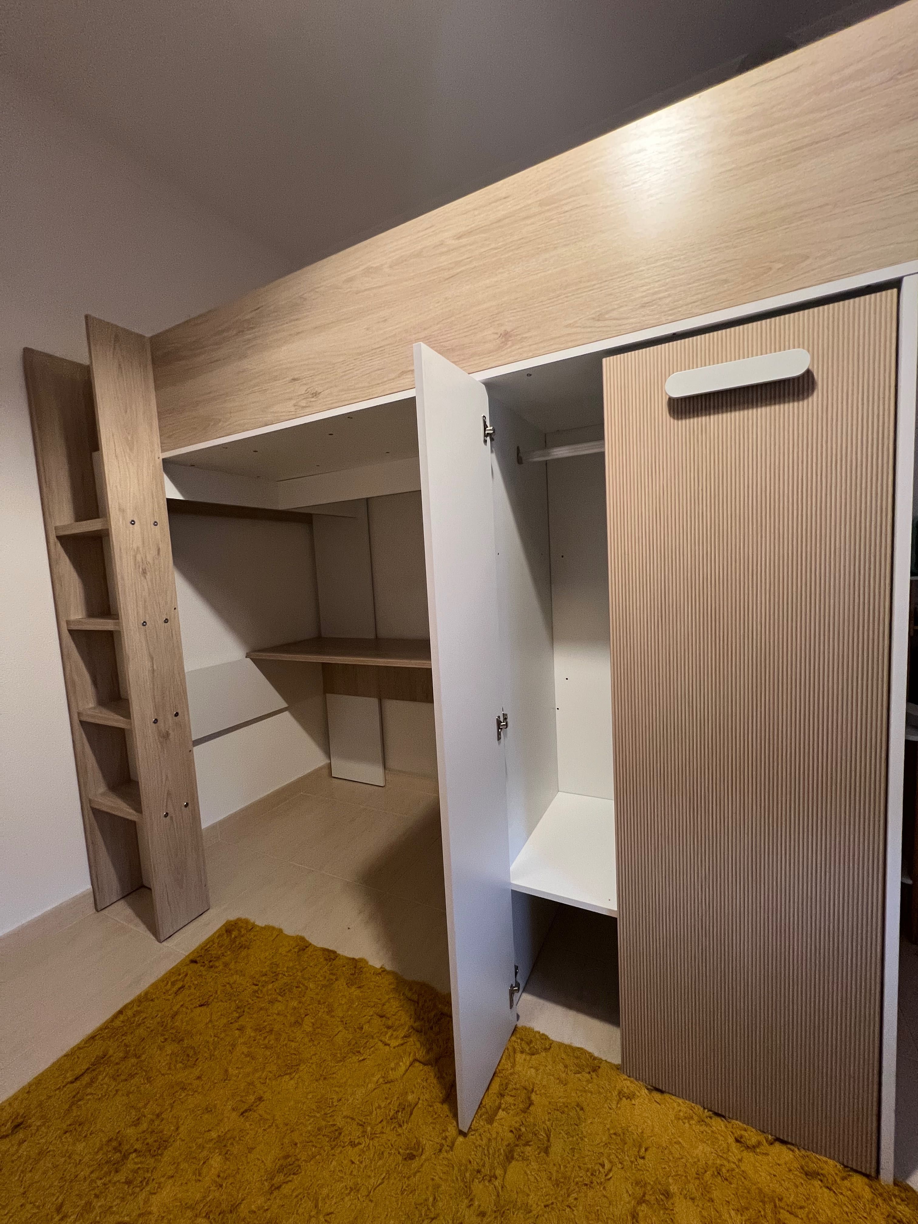Cama alta c/ secretaria e roupeiro