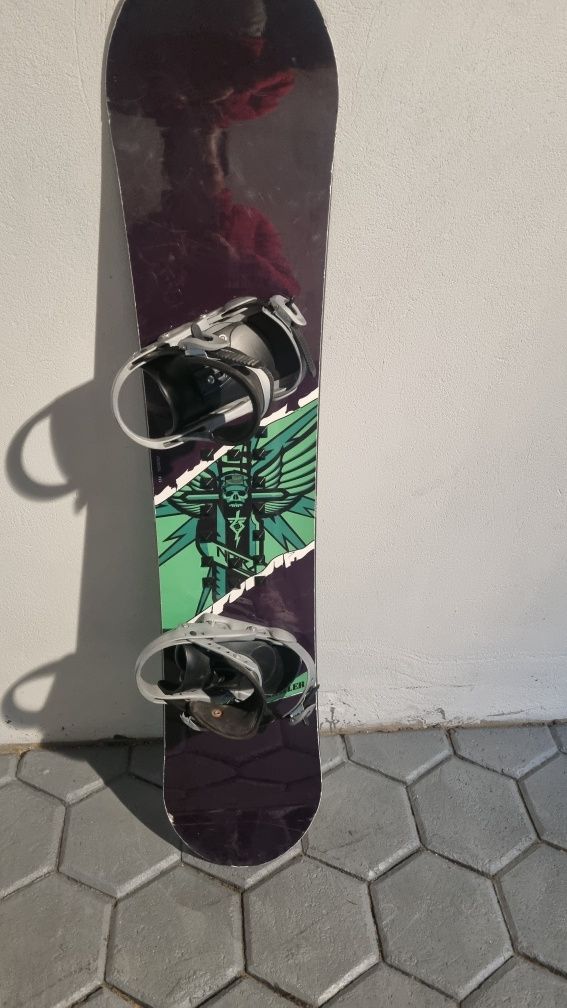 Deska snowboardowa Nitro wraz z zapięciami dlg 137 cm s