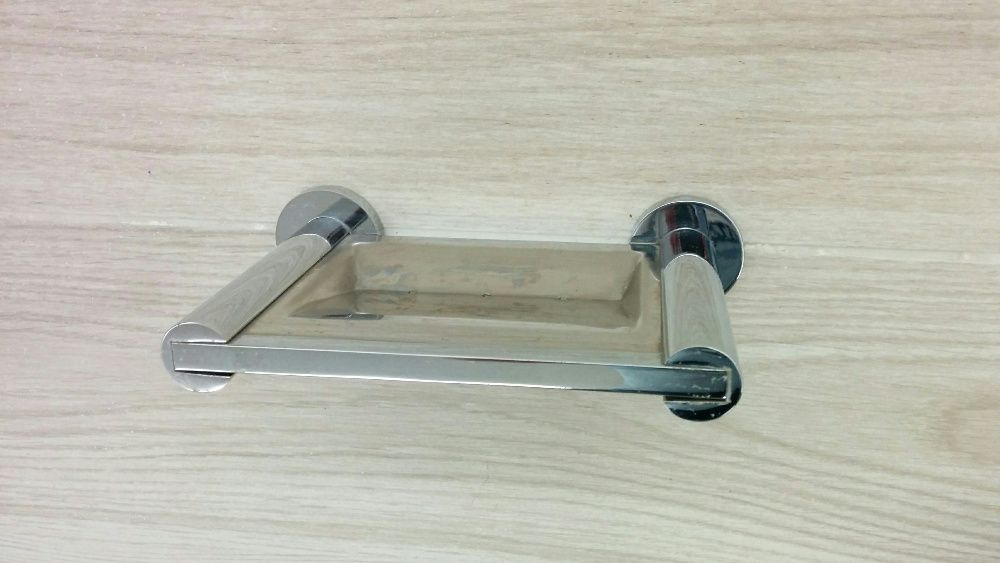 Acessórios p/ quarto de banho em metal cromado (€5 cada peça)