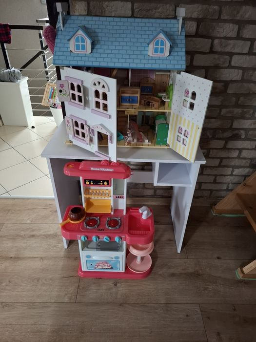Zabawki, biurko i domek dla lalek