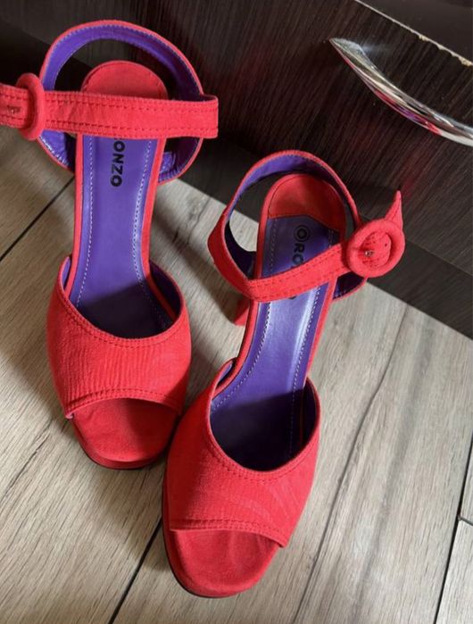 Продам обувь ,босоножки красного цвета