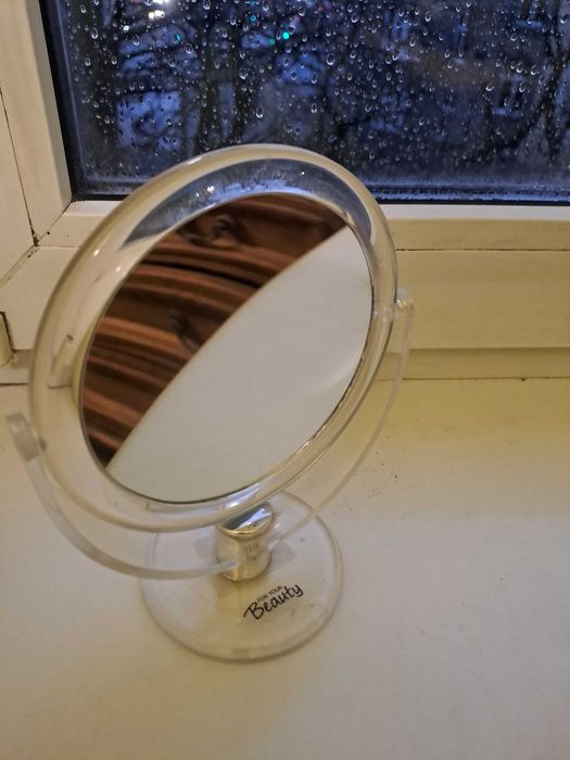 Lusterko stojące kosmetyczne