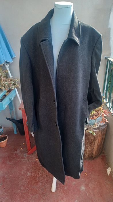 Sobretudo comprido em fazenda.