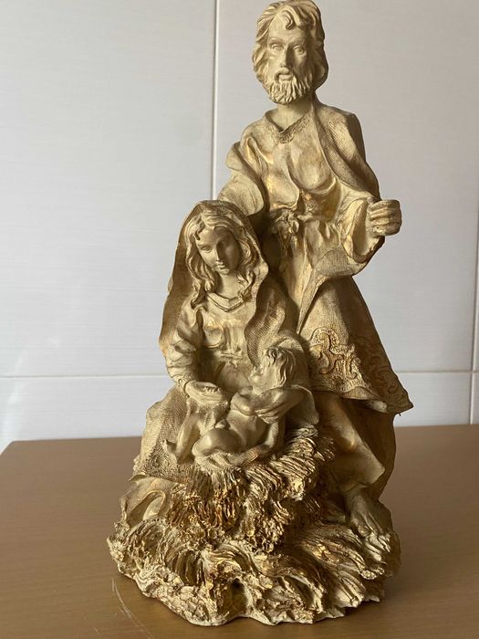 Escultura talhada em dourado representativa do presépio