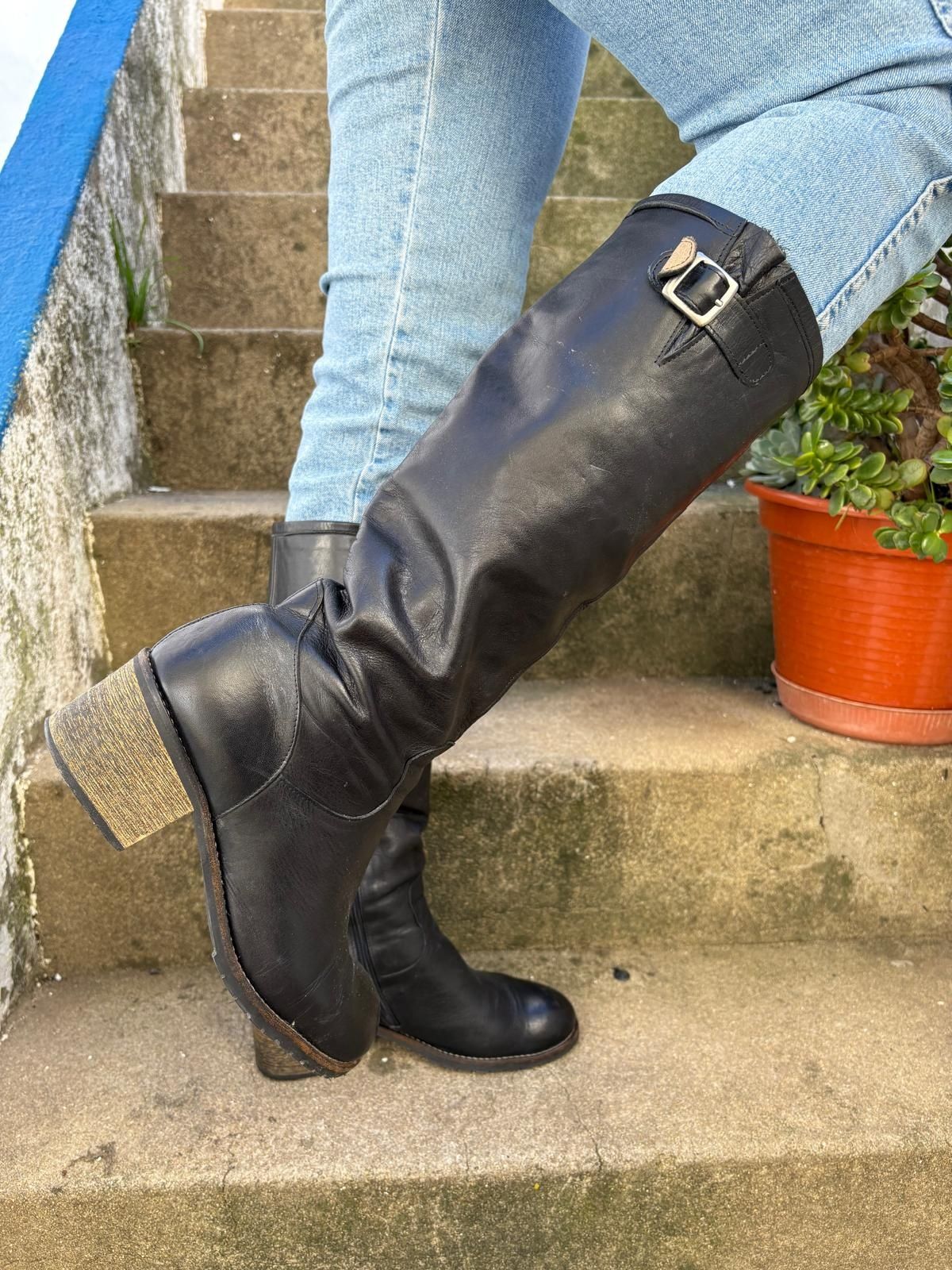 Botas em pele 40