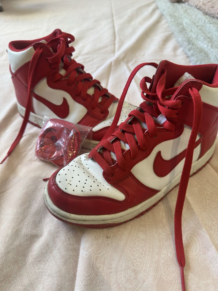 Nike Dunk High. University Red