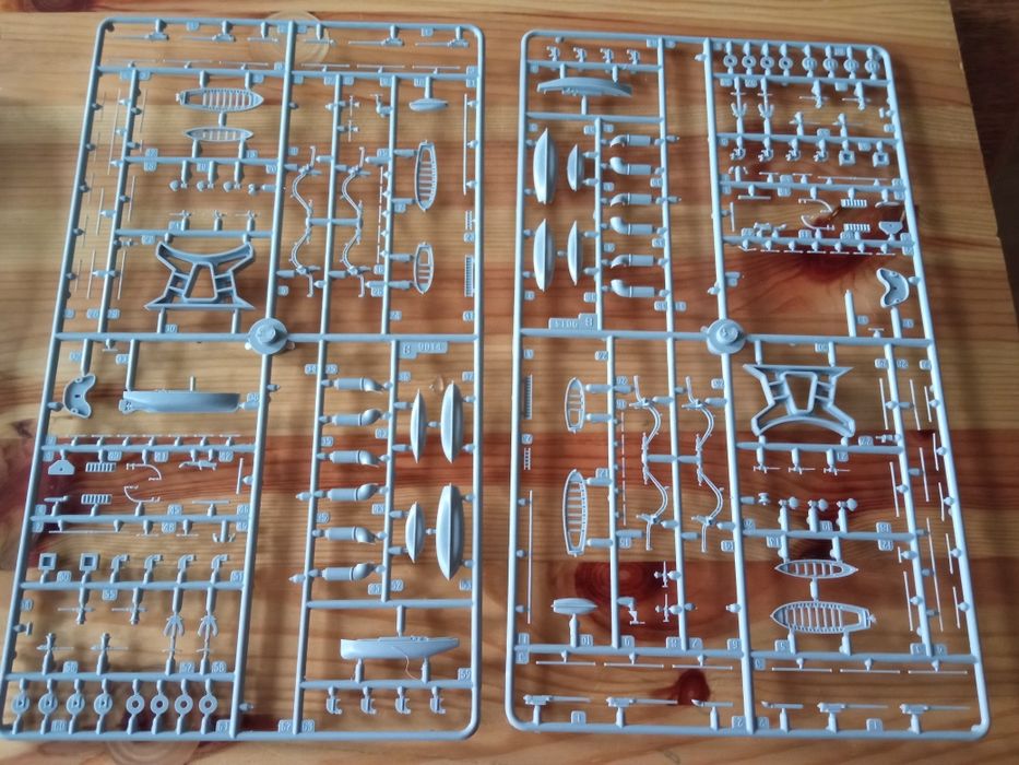 Model Cruiser Waryag 1:350 Zvezda
