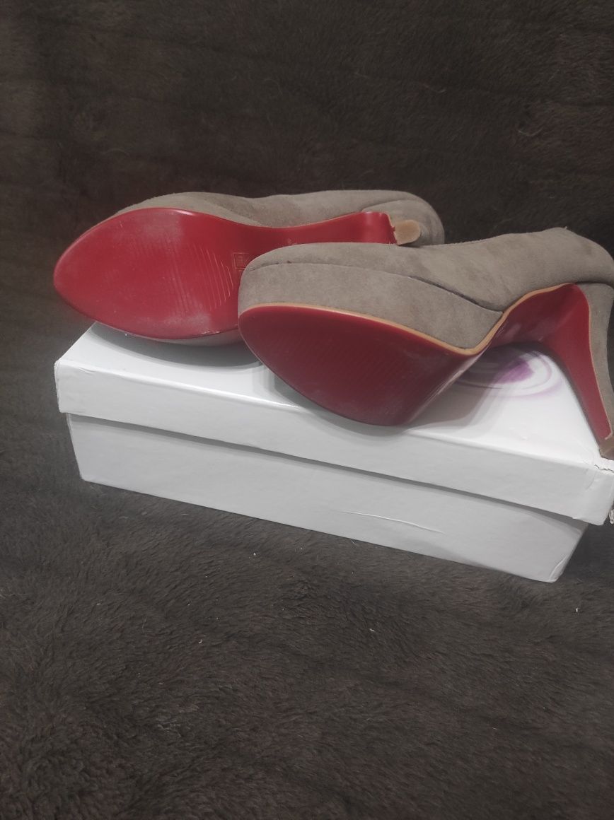 Продам итальянские туфли-лабутены