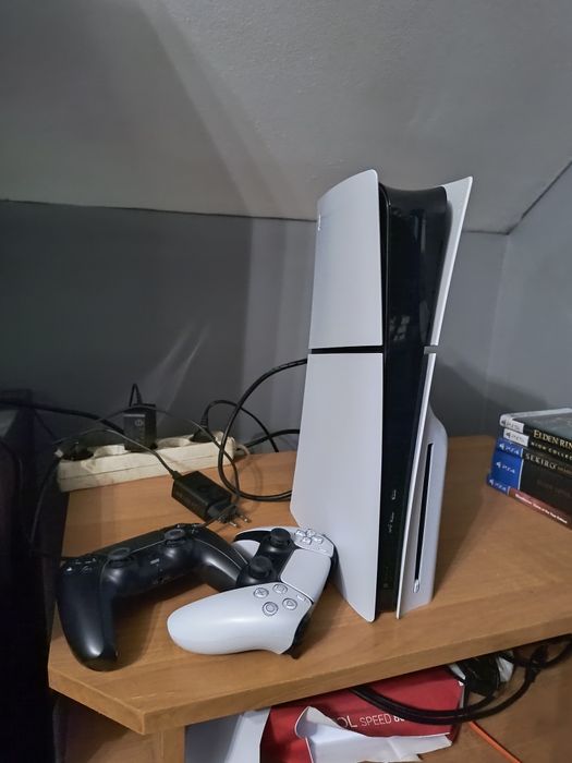 Konsola PlayStation 5 Silm z napędem + 2 Pady