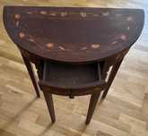 Uma mesa meia-lua com embutidos.