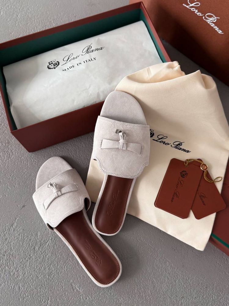 Klapki Loro Piana charms light beige