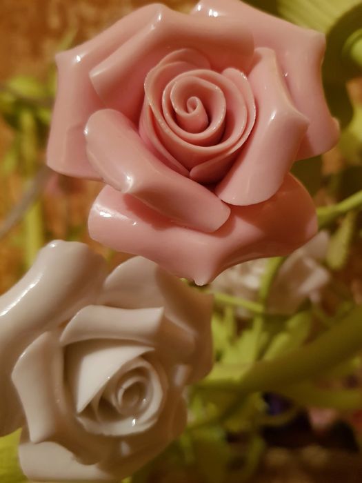 Красивая кованная люстра с плафонами