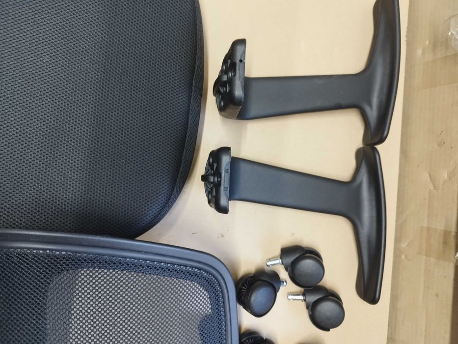 Krzesło biurowe obrotowe z podłokietnikami czarne, ergonomiczne