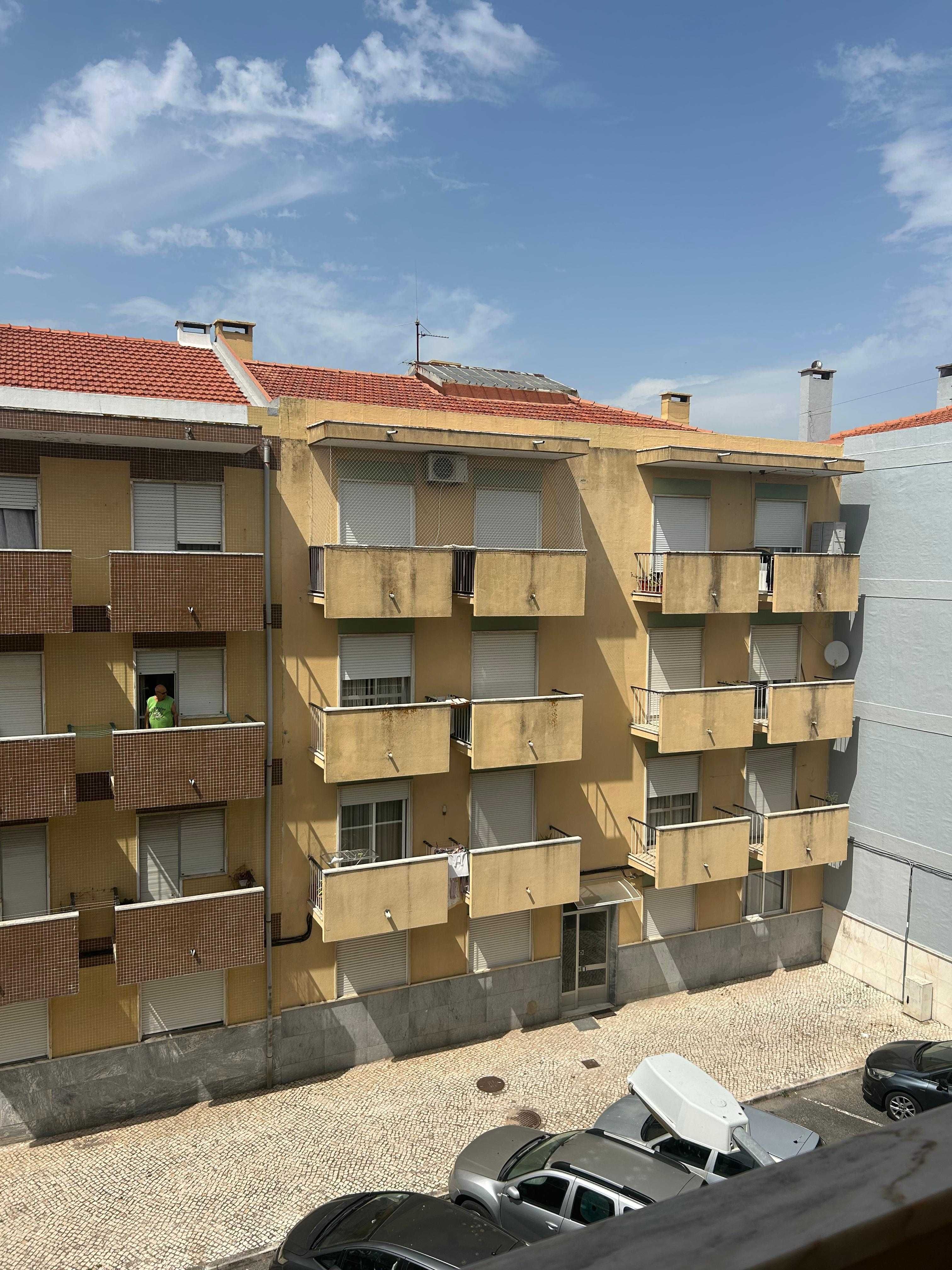 Apartamento T2 no Centro de Queijas