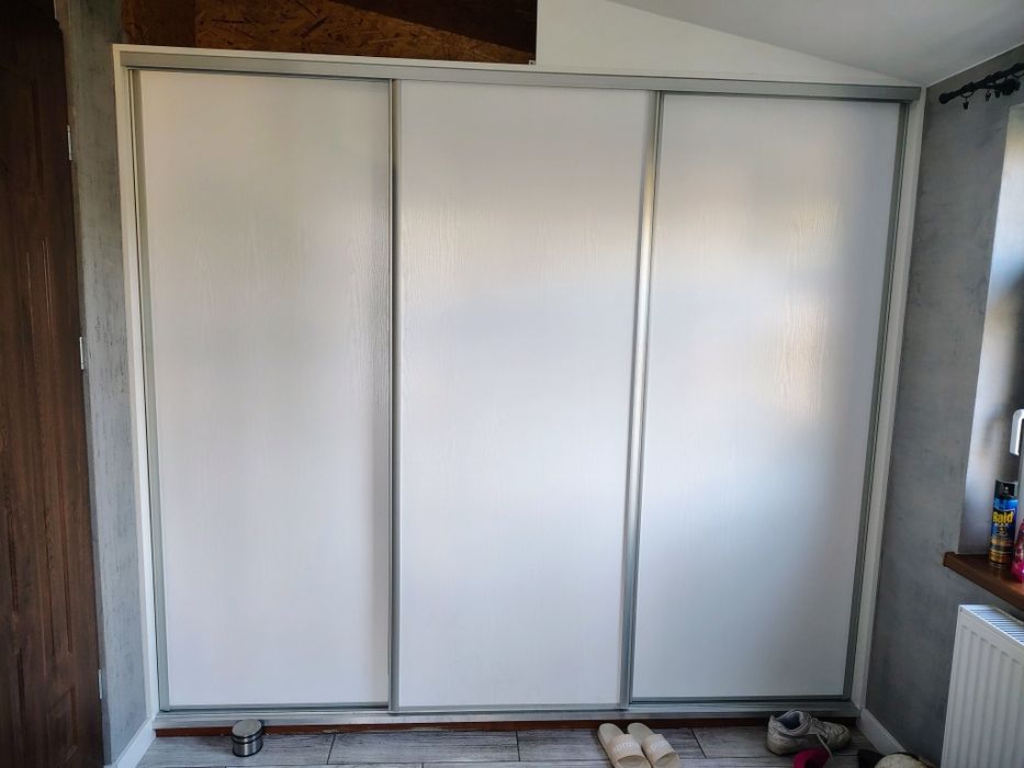 Zabudowa meblowa z drzwiami przesuwnymi, szafa