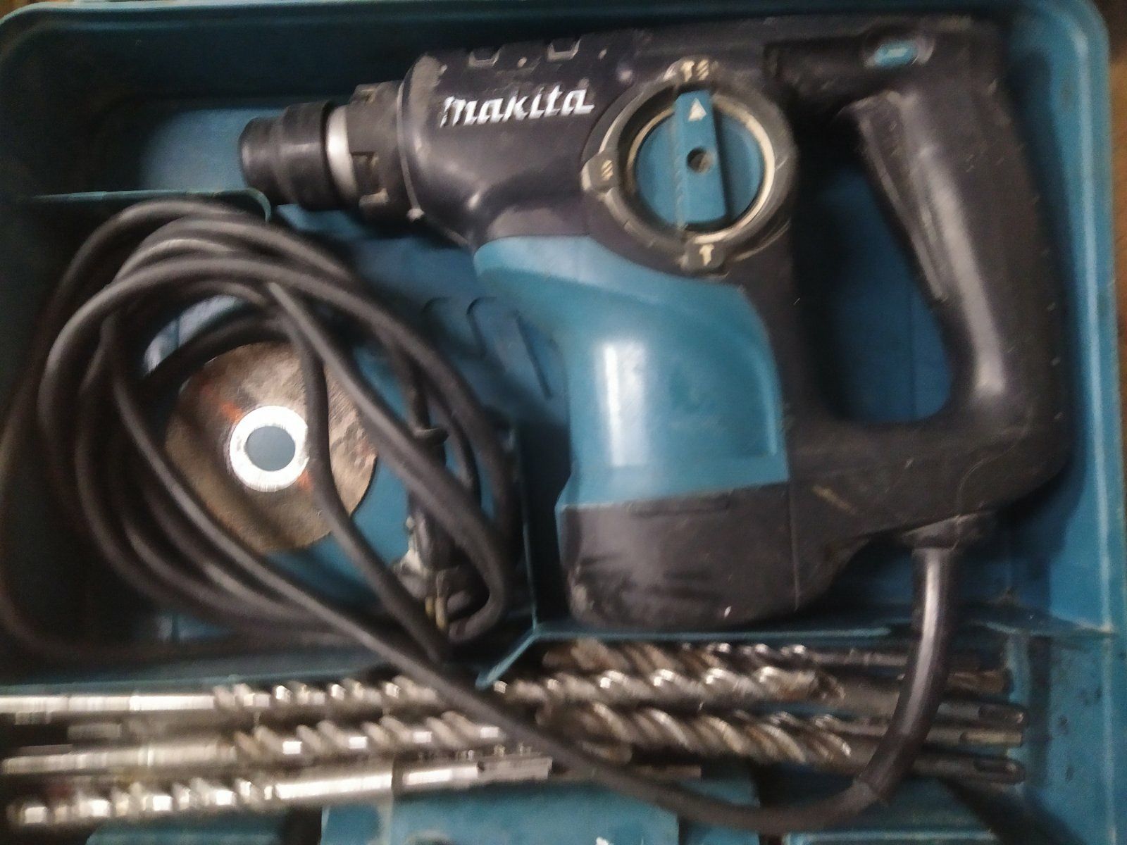 Продам перфоратор Makita Hr2810