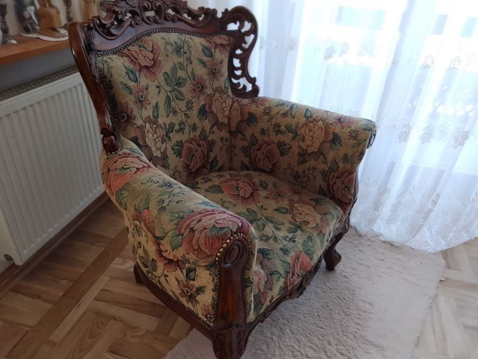 Fotel stylizowany z drewna egzotycznego.