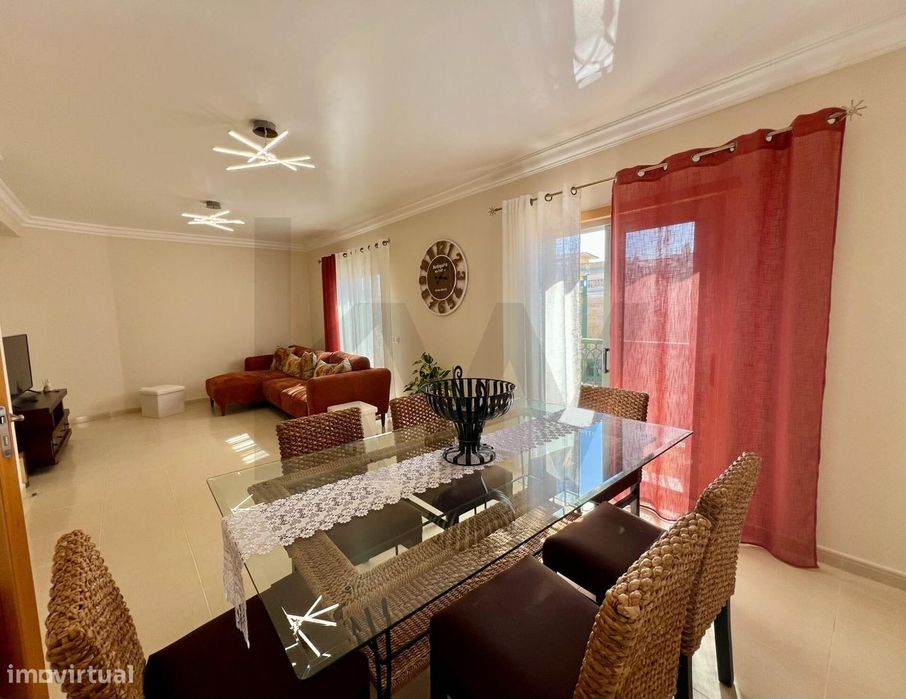 Apartamento T3 com Garagem no Coração de Lagoa