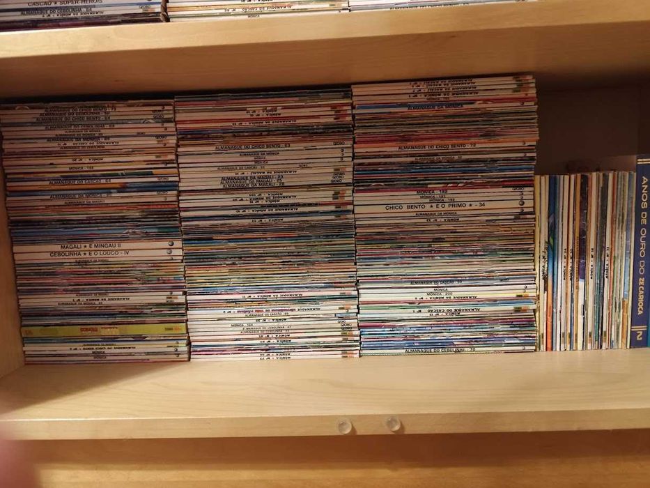 Mais de 900 revistas da turma da mónina para venda