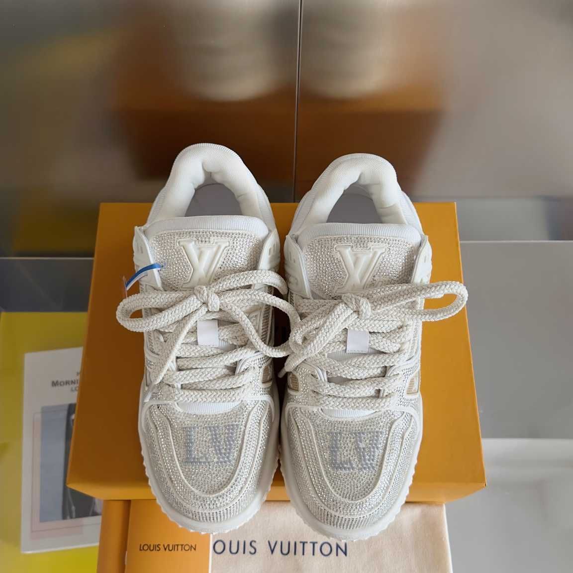 Biały rhinestone LV Trainer sneakers i buty chleba