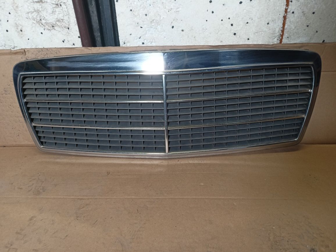 Mercedes E klasa W210 . 95-99 grill atrapa kratka zderzaka przód igła