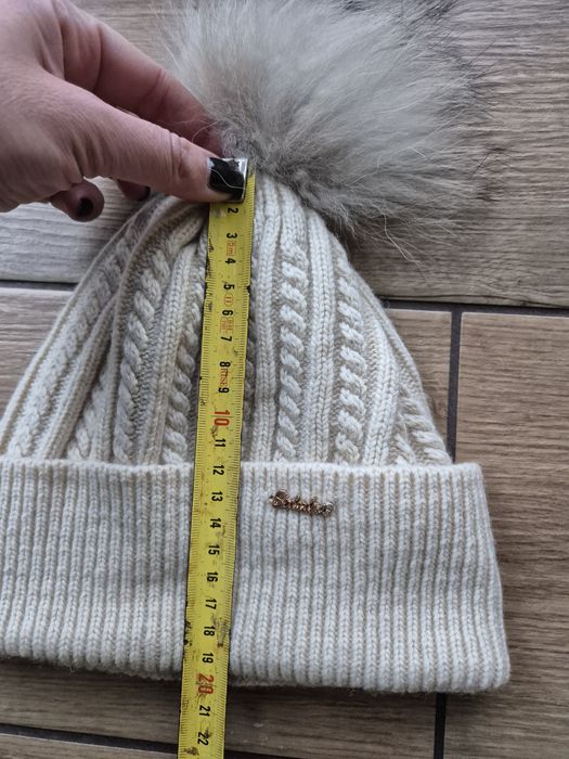 Beżowa czapka zimowa z pomponem