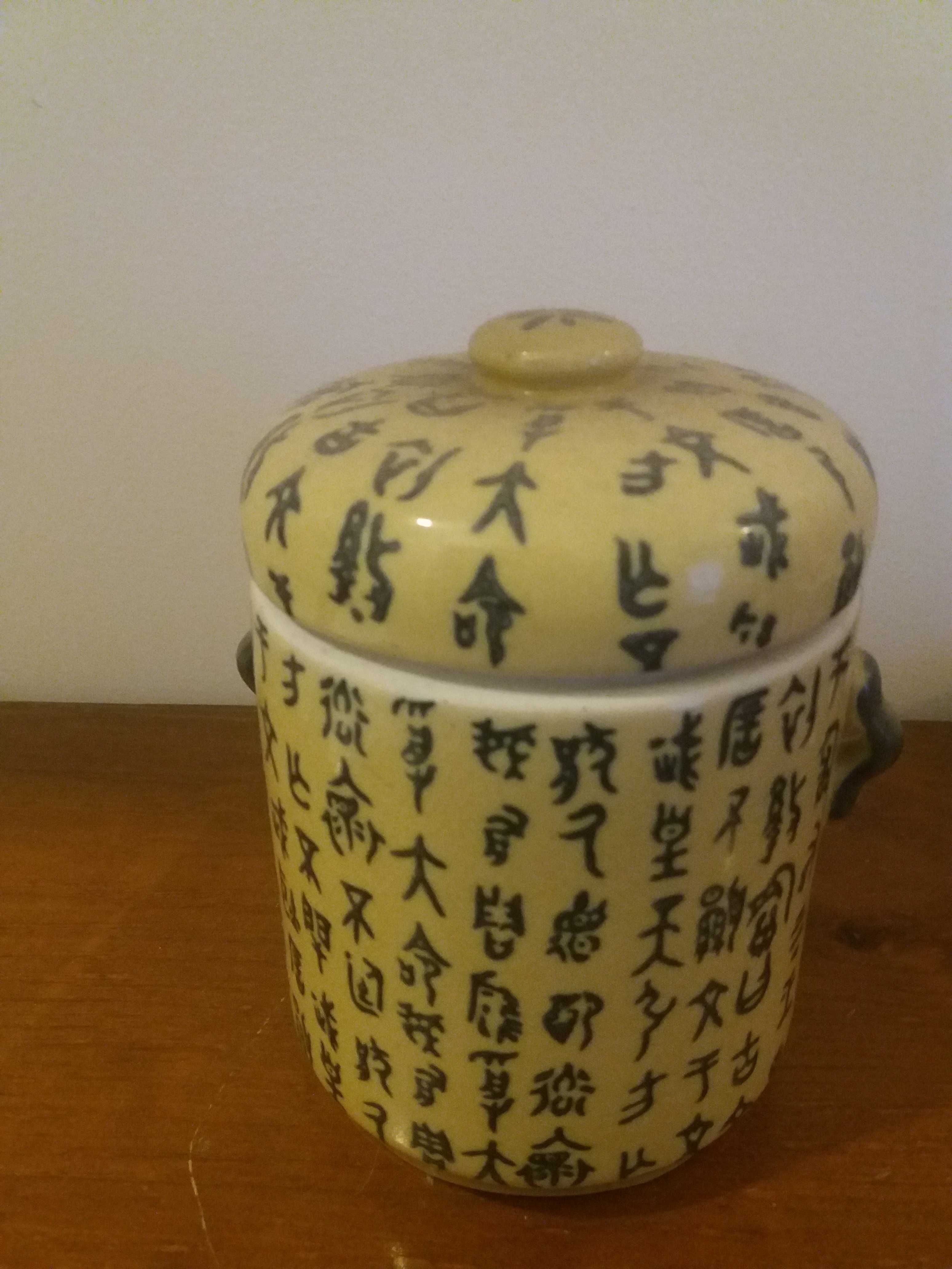 Pote com decoração de caracteres chineses