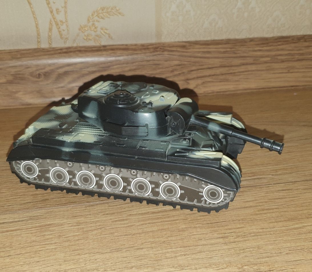 Іграшковий військовий танк