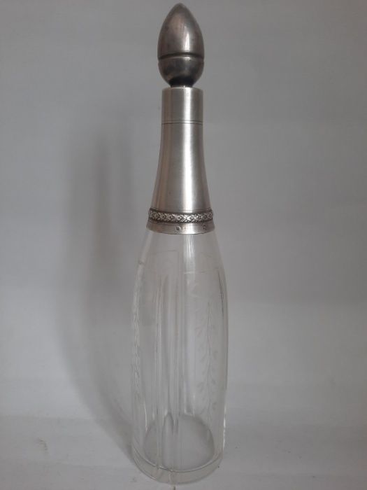 Графин серебро с серебряным ободком на горлышке.