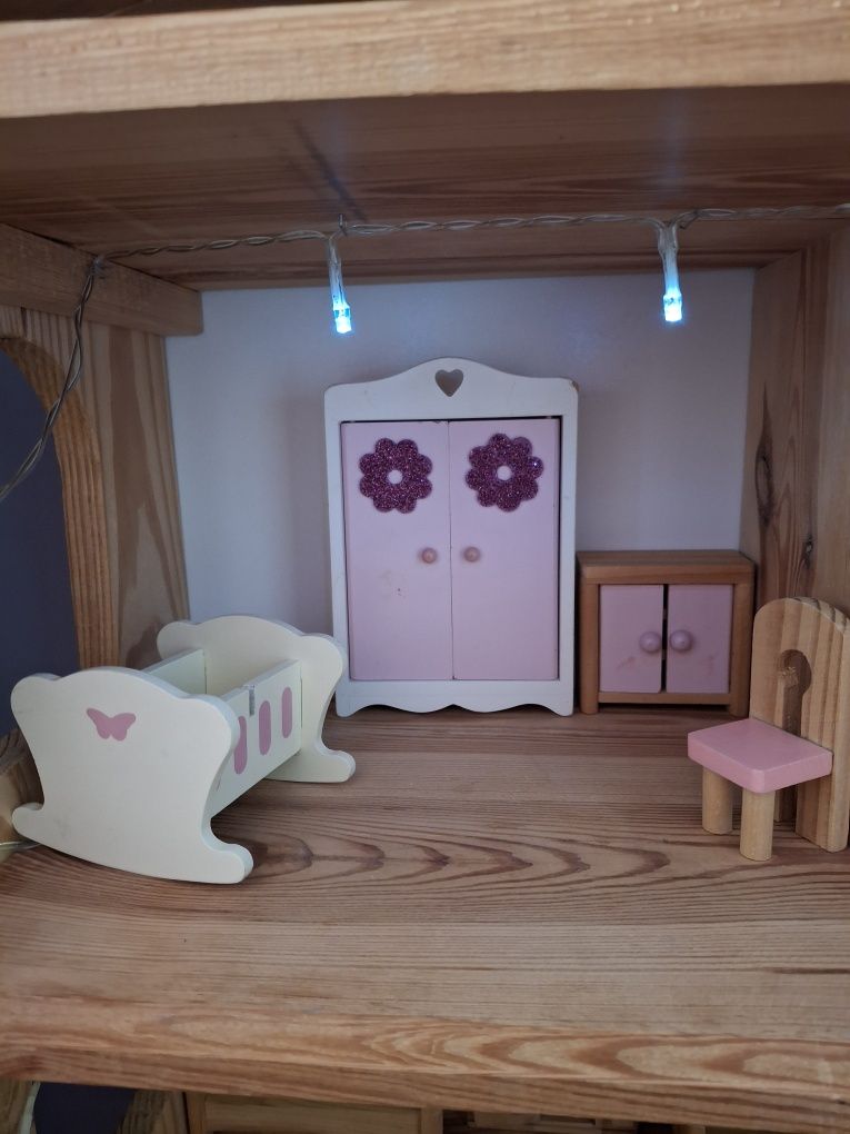Domek dla lalek drewniany + mebelki + lalki + autko barbie