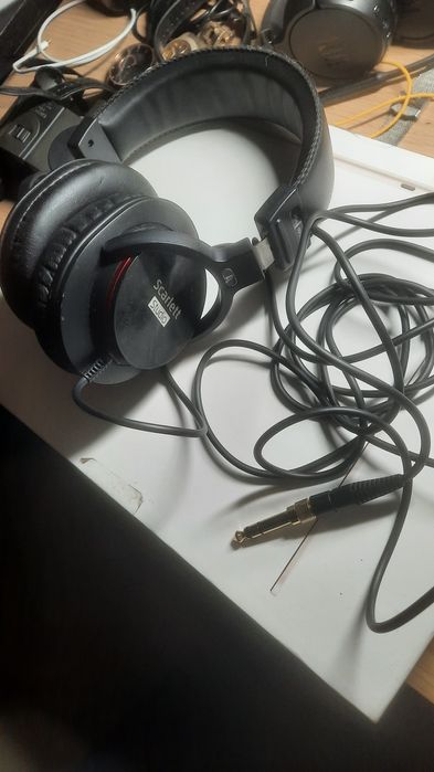 Auscultadores Scarlett HP60 MkII com fios. 
São auscultadores circum-a