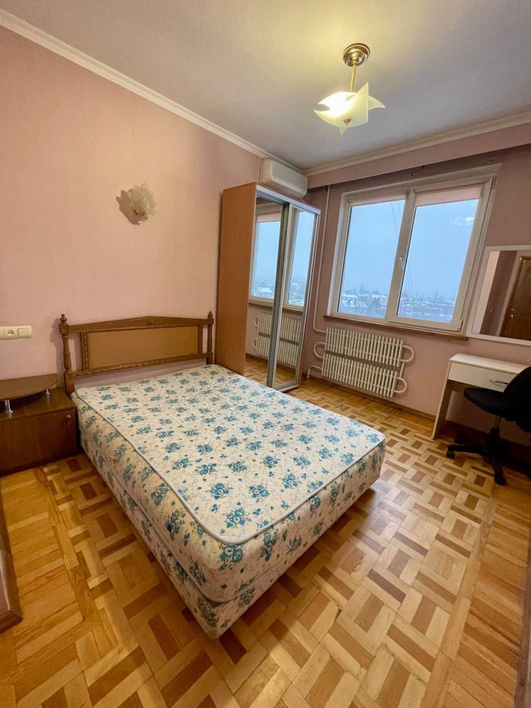 Продам 3 комнатную квартиру , метро Киевская