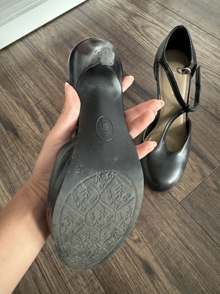 Buty czarne rozmiar 36  zapinane