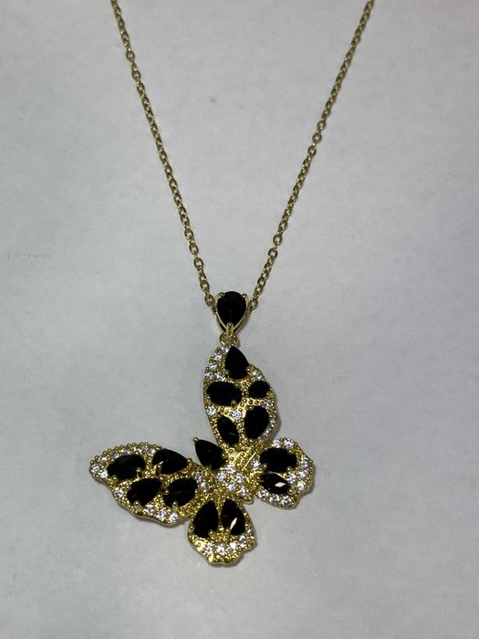 Colar em aço inoxidável com pingente de borboleta