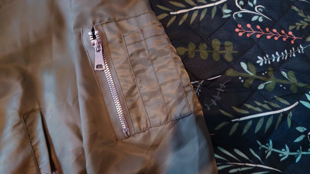 Kurteczka typ bomberka z kieszeniami nienoszone