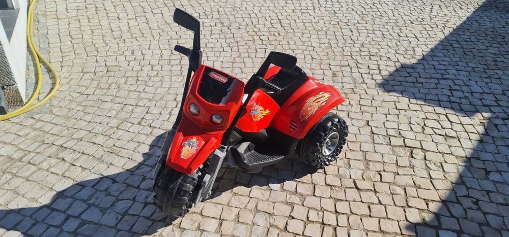Moto 4 eléctrica (criança)