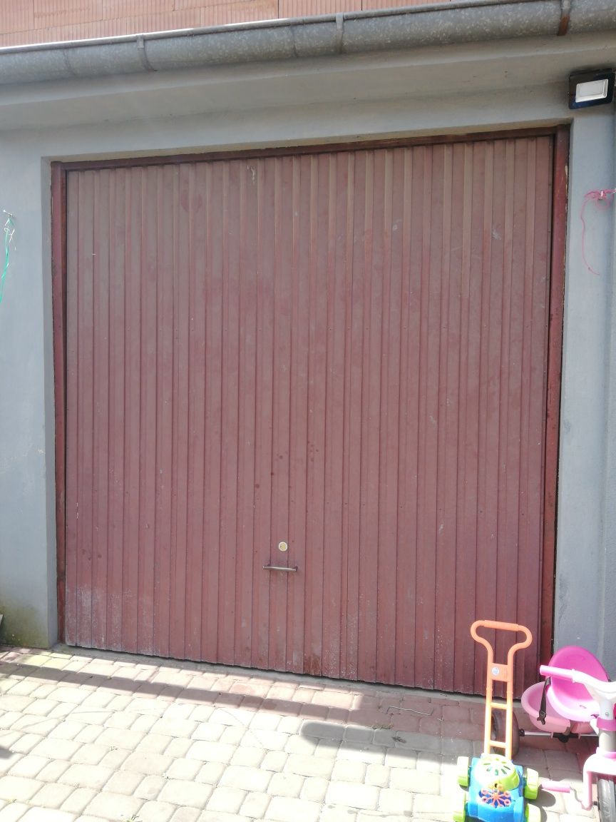 Brama garażowa uchlana
