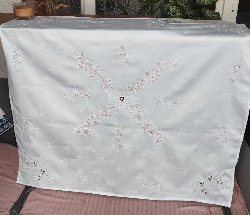 Скатертина біла з хлопку с ніжно-рожевою машиною вышивкою (100 см*100